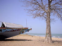ガンビアの浜辺と船
