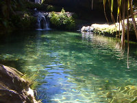 イサロの岩山の中にある美しい湧き水