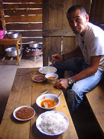 タンザニアの田舎の小さな食堂にて