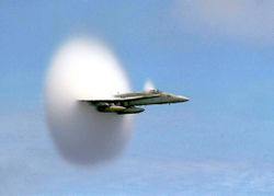 FA-18z[lbgA̕ǂ𒴂ƂB